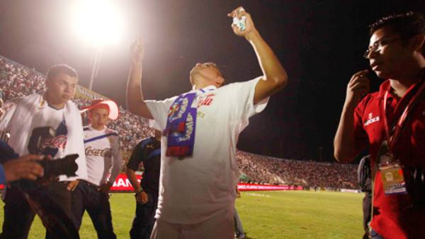 VIDEO: Entre lágrimas, Roger Rojas confiesa la promesa que cumplió