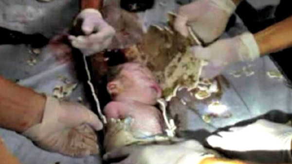 Futbolista Adrian Mutu quiere adoptar a bebe chino hallado en tubería