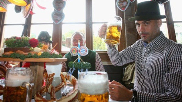 VIDEO: Guardiola debuta en la Oktoberfest con una buena jarra de cerveza