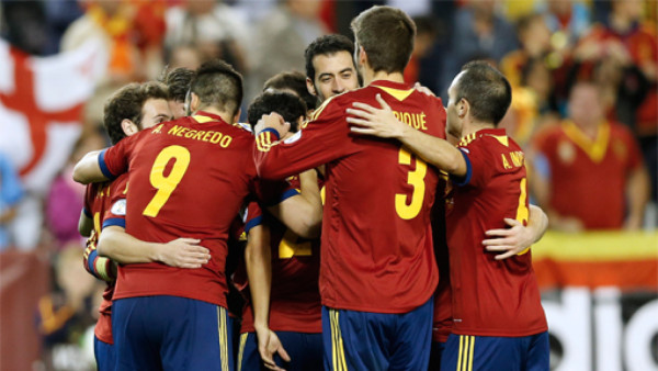 España recupera su identidad y sella el pase al Mundial