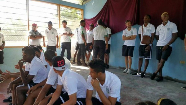 Platense y Real España reparten alegría a niños antes de Copa Presidente