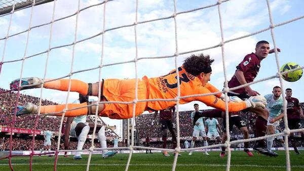La espectacular lanzada de Memo Ochoa para evitar el 2-0.