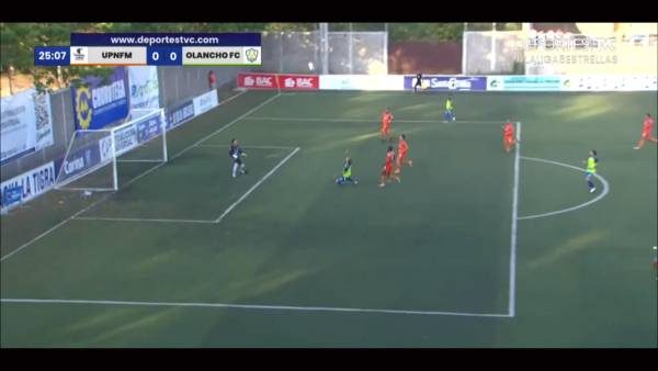 Erick Andino no podía creer el gol que falló en el partido entre Potros y Lobos.