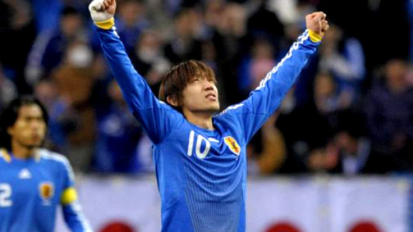 Mirá el golazo que anotó Nakamura a un autobús en movimiento