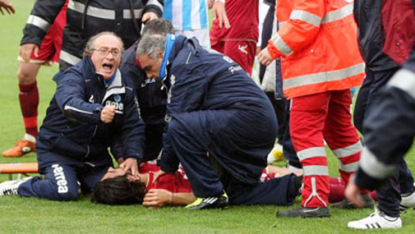 Muere jugador tras desplomarse en juego