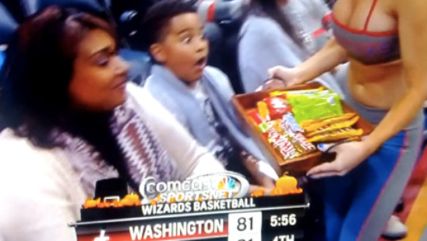 VIDEO: Chico sorprendido por atributos cheerleader