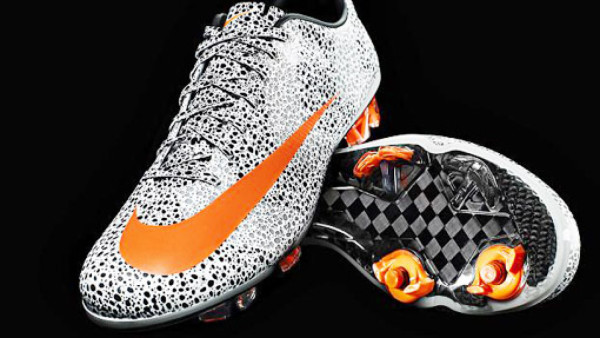 Cristiano Ronaldo presenta sus nuevos tacos