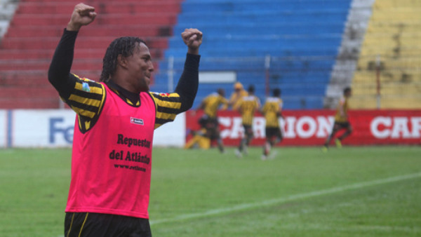 Carlos Pavón seguirá jugando seis meses más