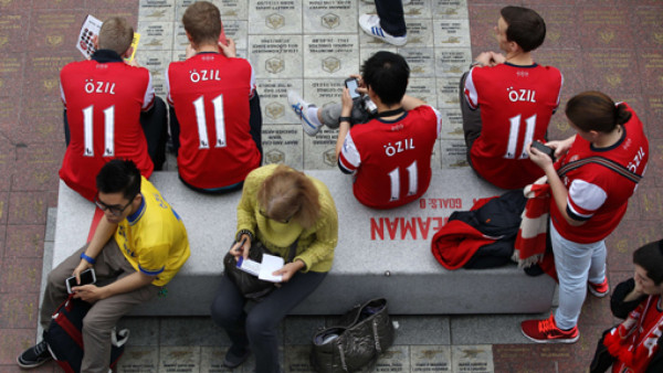 Locura por Mesut Özil entre aficionados del Arsenal