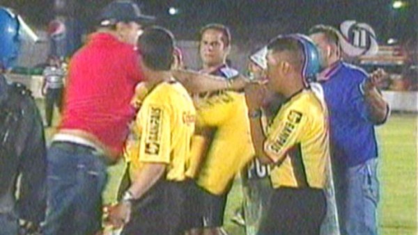 ¡Ya paren! Las repudiables agresiones a los árbitros en el fútbol hondureño