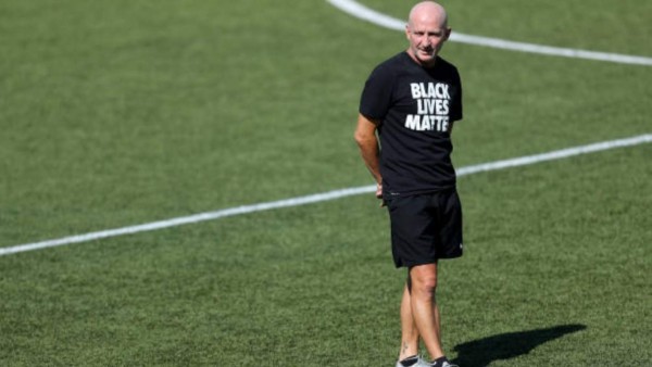 Escándalo en Estados Unidos: DT las llegó a forzar para acostarse con él y a besarse entre ellas