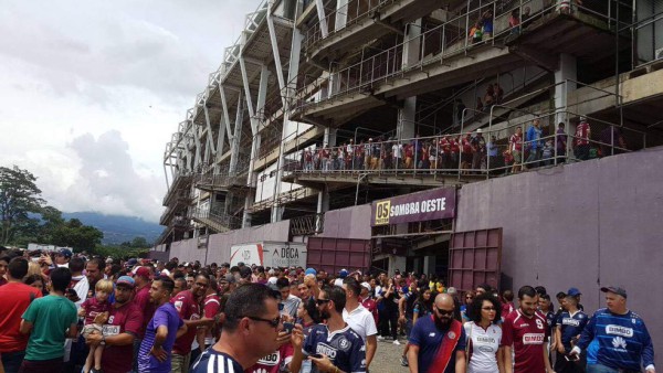 FOTOS: Así evacuaron los miles de aficionados del Saprissa tras la amenaza de bomba