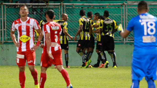 VIDEO: Portero del Vida le 'regaló' un penal a Real España