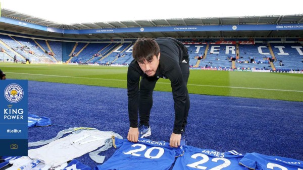 Marcha y llanto: Nuevo homenaje del Leicester a su presidente en el King Power Stadium