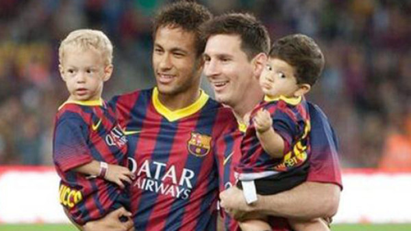 Messi y Neymar pasearon sus hijos en el Camp Nou