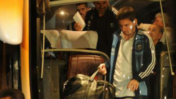 A Messi le gritan 'Cristiano, Cristiano' a su llegada a Perú