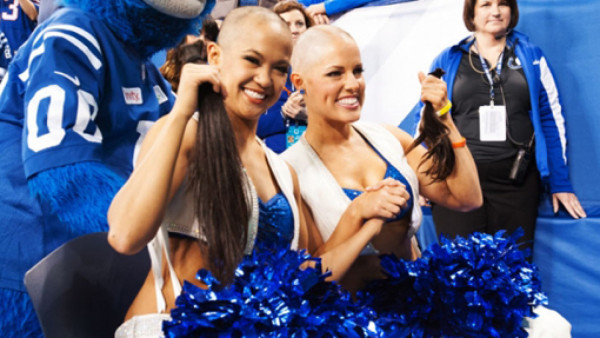 VIDEO: Hermosas porristas se afeitan la cabeza por una noble causa