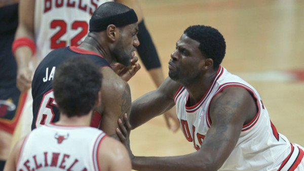 Lebron James fue empujado violentamente en juego de los Heat ante Chicago