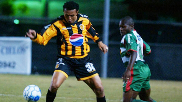 Real España domina fuera de casa