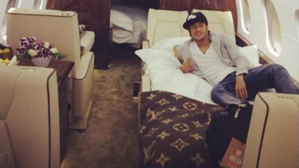 Fotos de Neymar regresando en jet privado a Brasil
