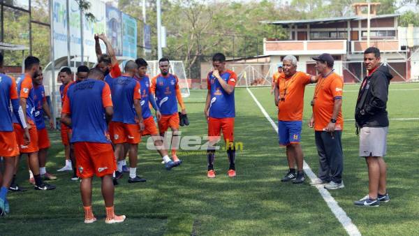 El profe Castellón estaba dando sus últimas palabras a sus dirigidos minutos antes de conversar con DIARIO DIEZ. Foto: Marvin Salgado.