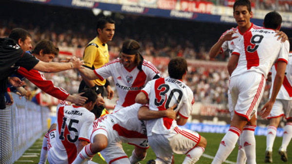 River y Vélez, lideran en Argentina