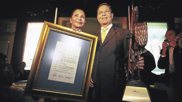 Premian a Rafael Callejas por sus logros