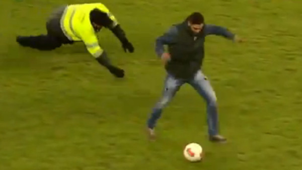 Aficionado interrumpe un partido y regateó a la seguridad 'estilo Messi ”