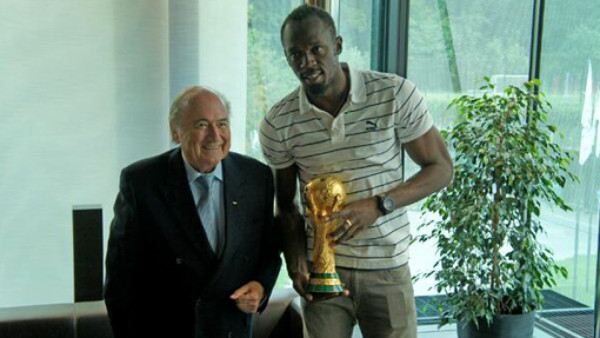 Usain Bolt se reúne con Blatter y se fotografía con la copa del mundo