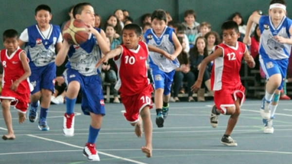 Niños mexicanos indígenas conquistan un torneo internacional descalzos
