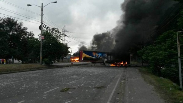 FOTOS: Martes de caos en la zona norte con rastras y postas policiales quemadas