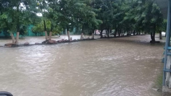 ¡Puentes derrumbados, desbordes y deslizamientos! Huracán Eta sigue causando daños en Honduras
