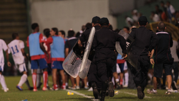 El relajo lo armó el tico Diego Estrada