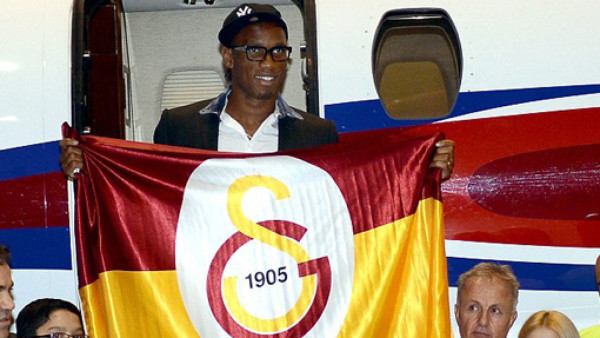 Drogba y la calurosa bienvenida de la afición del Galatasaray