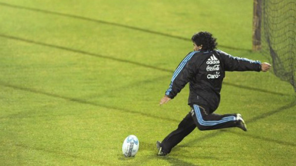 Maradona celebrará sus 50 jugando