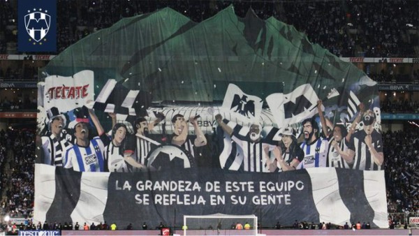 Espectacular recibimiento a Rayados, exDT del Real España homenajeado en el BBVA Bancomer