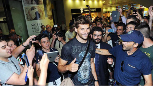 Fernando Llorente llega a Italia para firmar con la Juventus