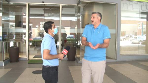 Diego Vázquez y nuestro periodista Carlos Castellanos al finalizar el microciclo.