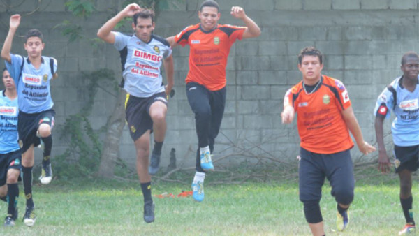 Claudio Cardozo entrena con las reservas de Real España