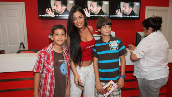 Larissa Riquelme vuelve locos a los sampedranos