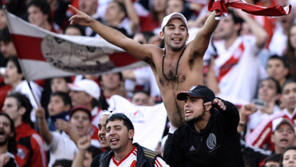 Hinchas de River celebran el ascenso de su equipo