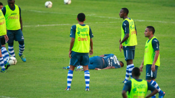 El susto de Jerry Bengtson en el entrenamiento de Honduras