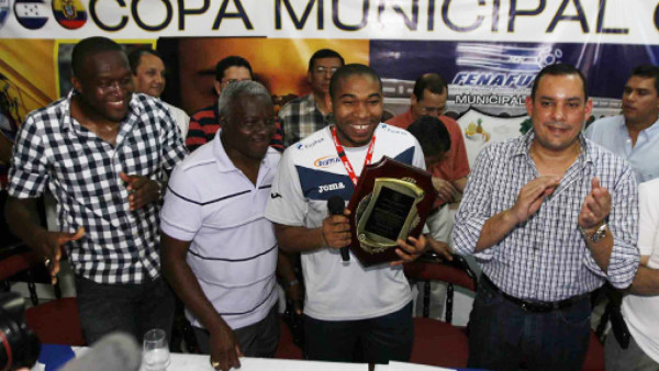 Wilson Palacios homenajeado en La Ceiba