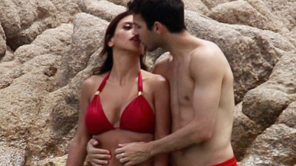 Cesc Fábregas con su novia en la playa