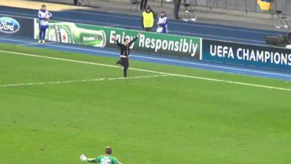 VIDEO: Aficionado detiene un ataque del Dinamo de Kiev en Champions