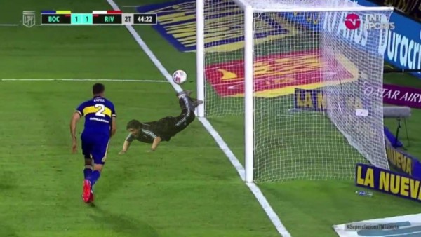 'Salvada de dios', los memes dejan como ídolo a Maradona por el efecto imposible que evitó el gol de River