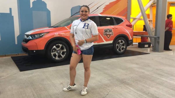 Esposa de Emilio Izaguirre deslumbra en juego de Honduras ante Curazao por la Copa Oro 2019