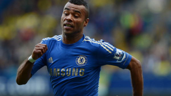 Mensaje en Twitter mete en problemas a Ashley Cole