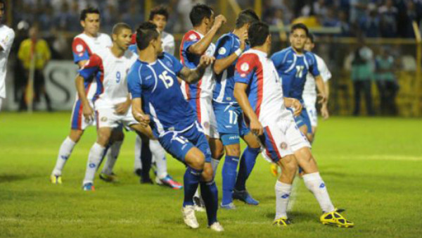 FIFA sanciona a El Salvador por incidentes contra Costa Rica