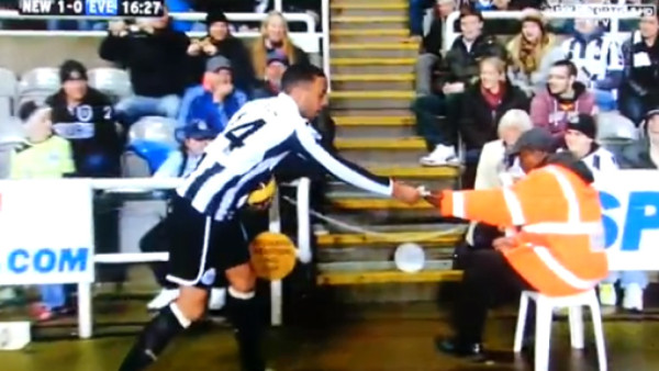 Futbolista descubre dinero en pleno campo de fútbol